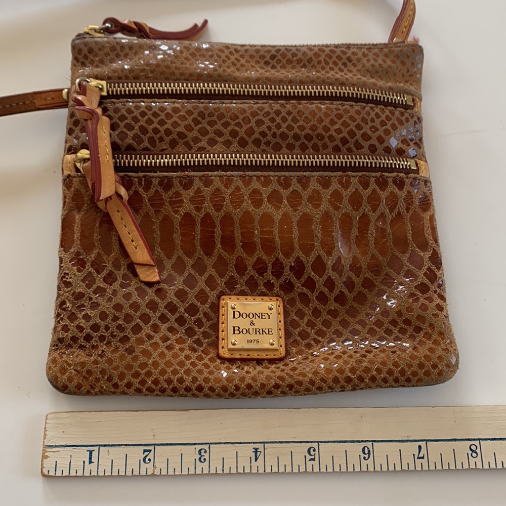 Vintage Dooney & Bourke lizard embossed leather 3-zip crossbody bag 8” 23in drop - Picture 14 of 16